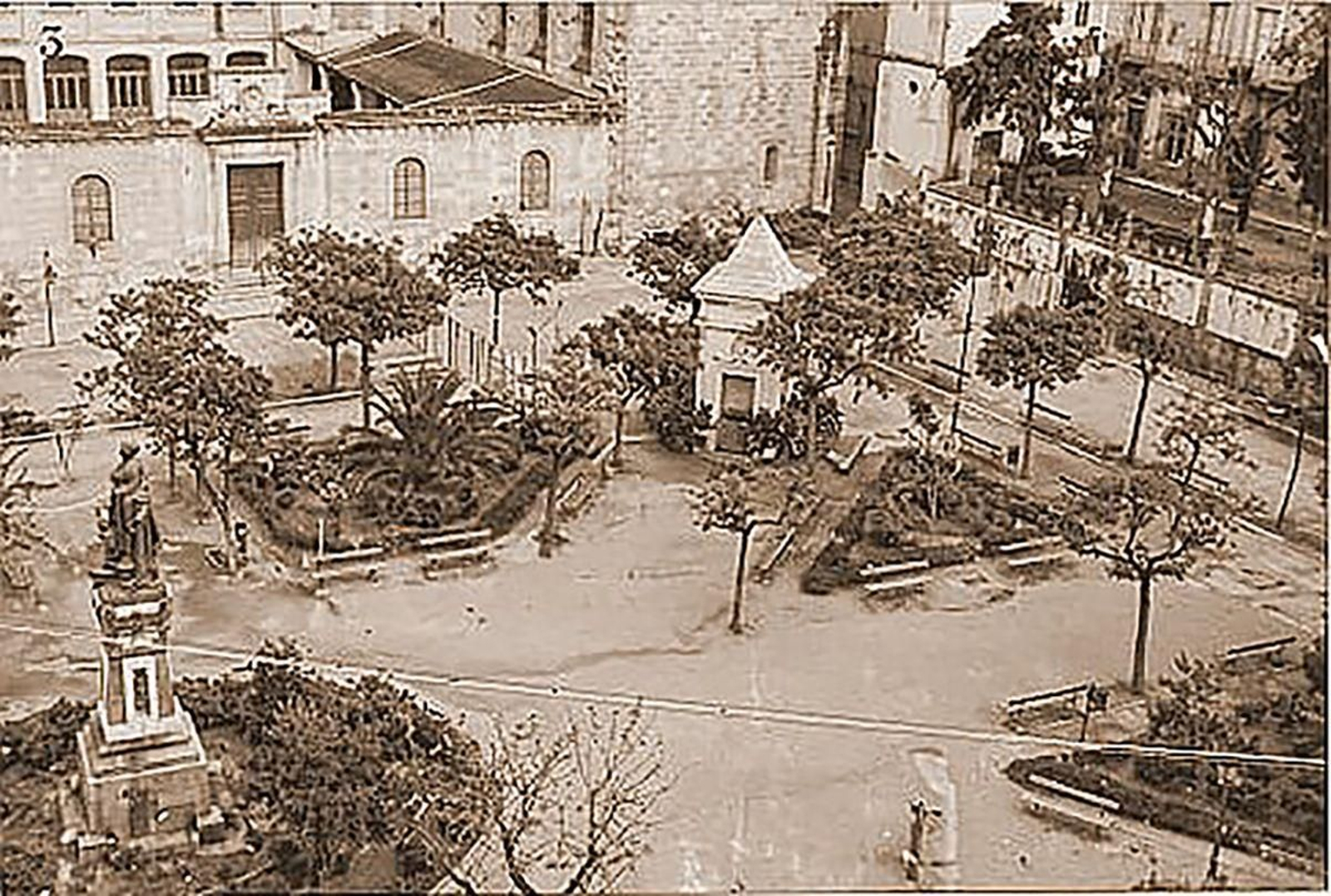 Al fondo, con tejado piramidal, el posible edificio de los baños de la Alameda, en una imagen de 1929.