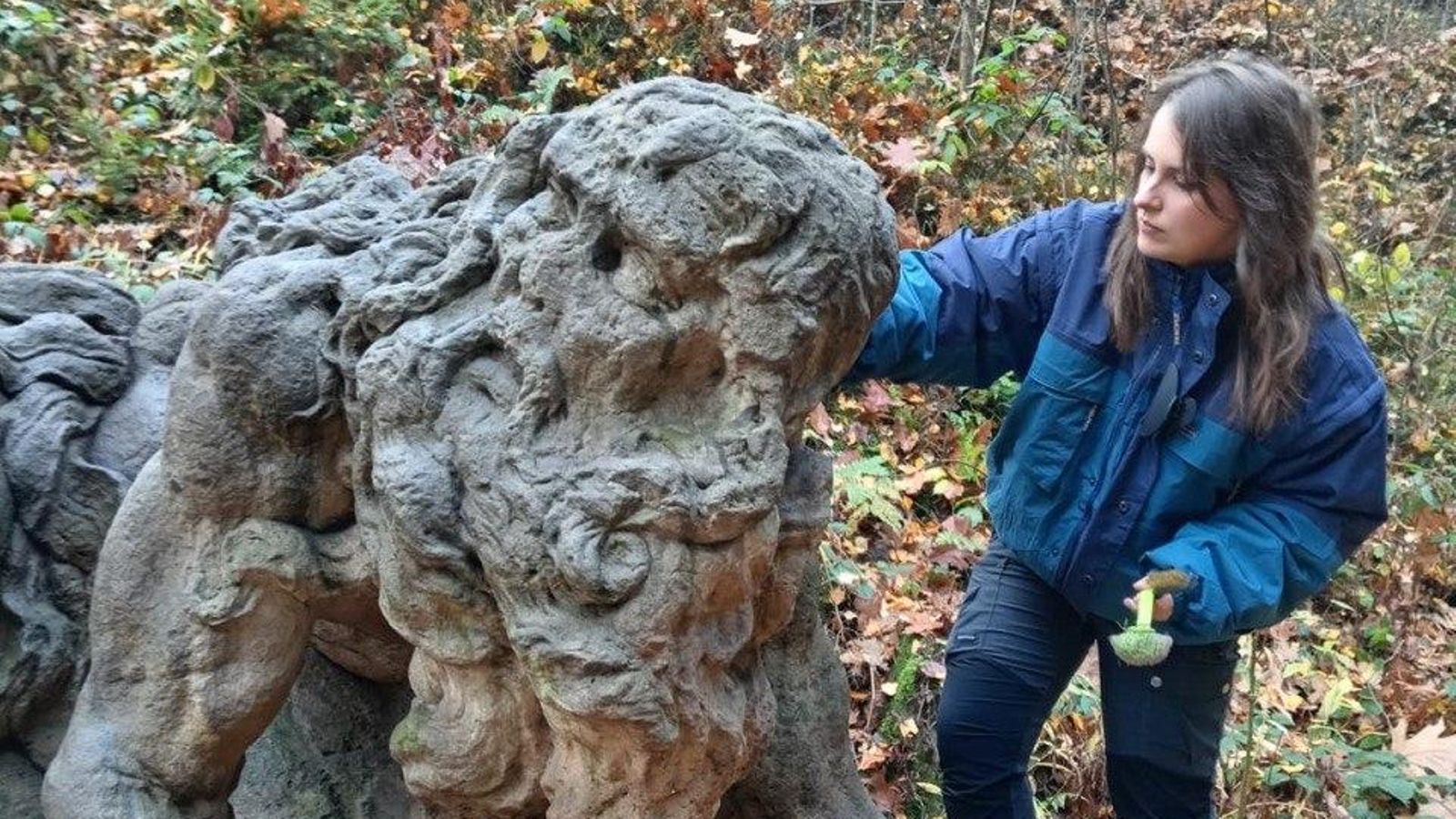 Susana Quintás trabajando en una escultura en Chequia.
