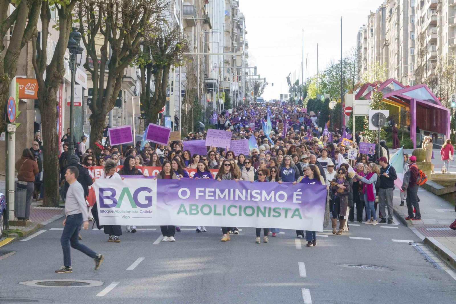 Galería | Las calles de Vigo se pintan de morado por el Día Internacional de la Mujer