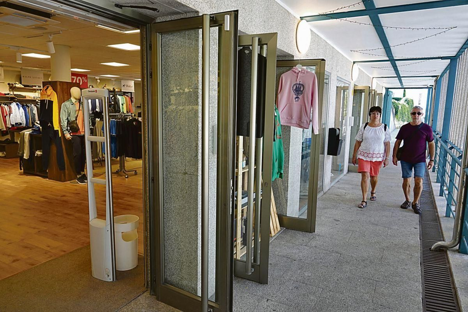 Las dos tiendas del Mercado da Pedra ofrecen descuentos de marcas y exponen la ropa en el exterior .