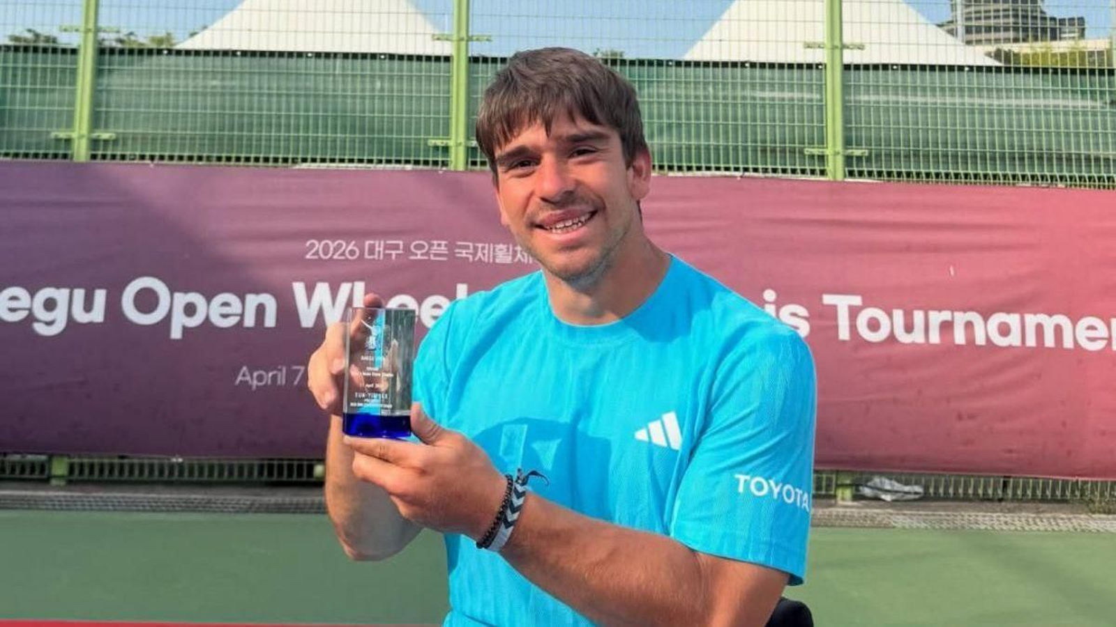 El jugador vigués sonríe con el trofeo del Open de Daegu.