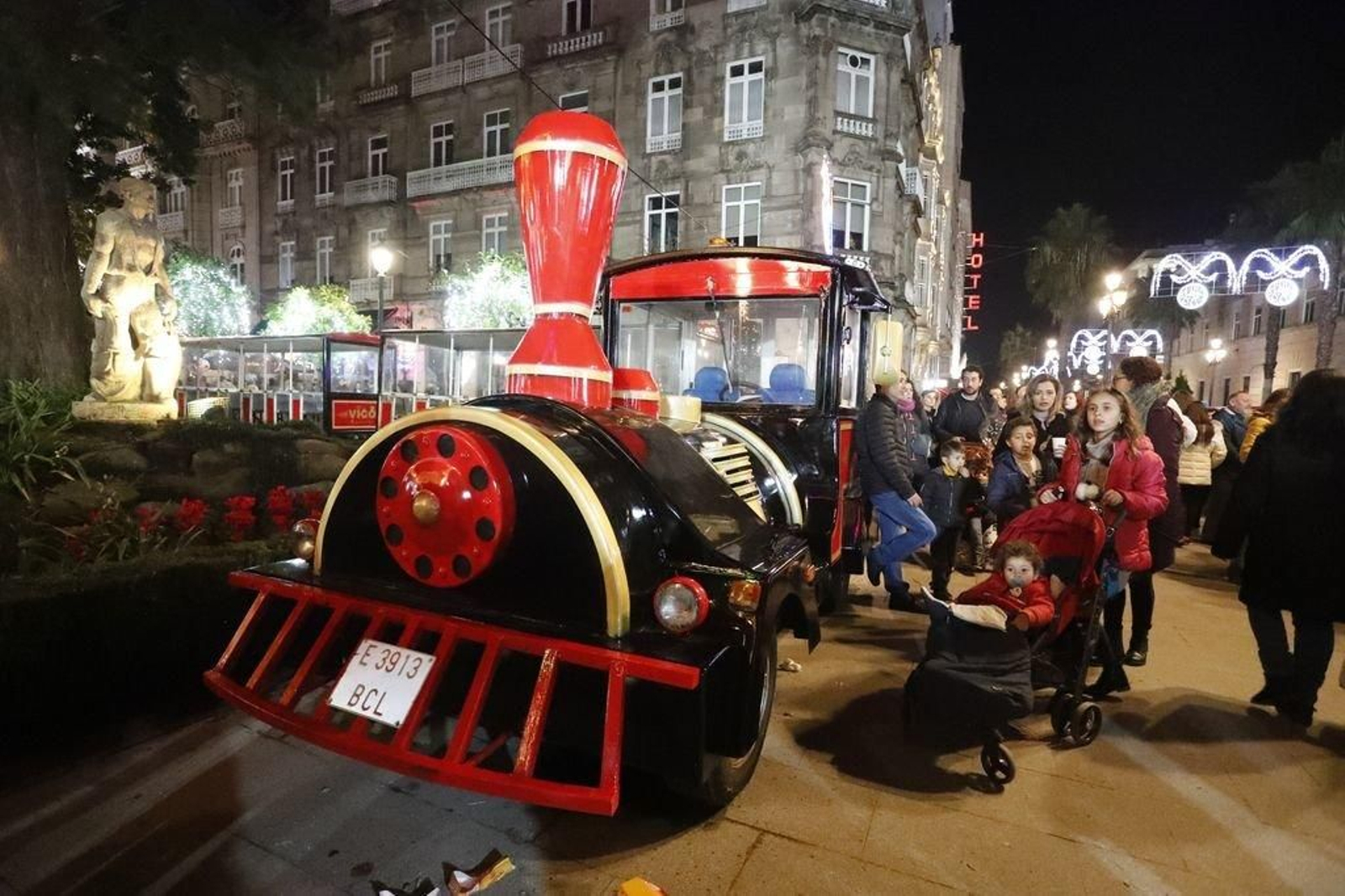 Los turistas invaden Vigo en el Puente88