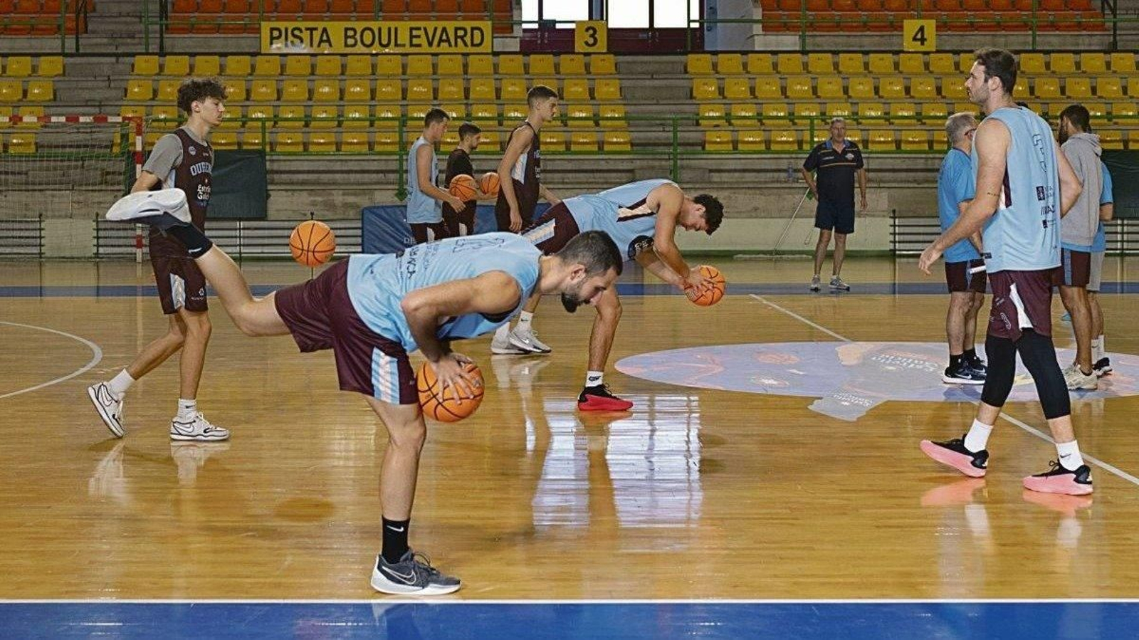 Los jugadores del COB se ejercitan durante un entrenamiento celebrado en el Pazo Paco Paz. (Foto: Martiño Pinal)