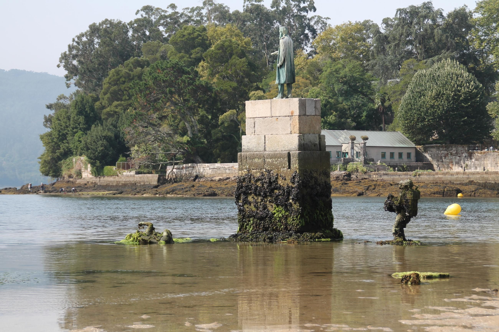 Estado actual del grupo escultórico, con la isla de San Simón al fondo.