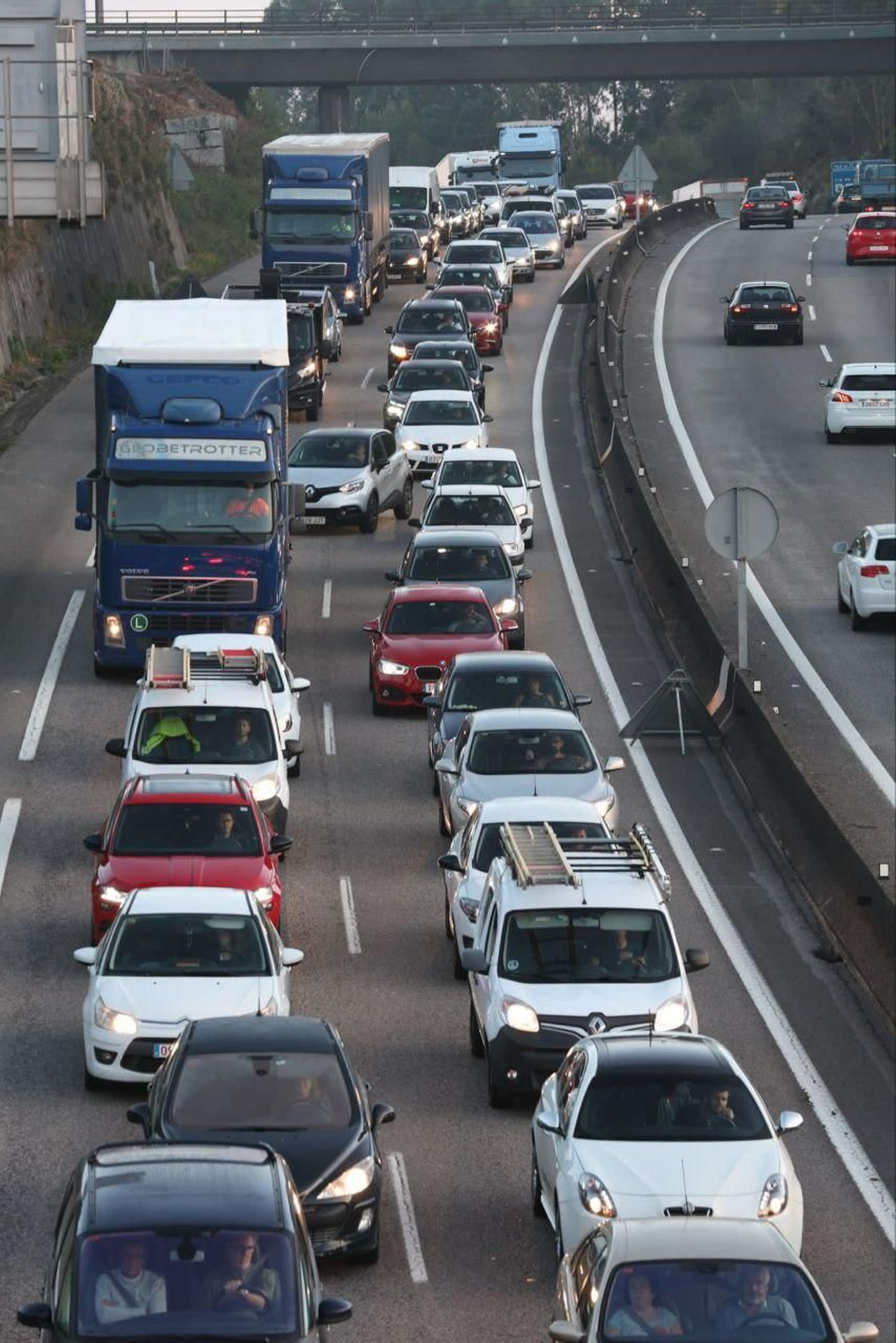 Retenciones por el accidente múltiple en Puxeiros. // Alberte