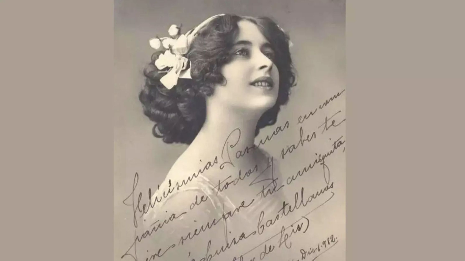 En la composición, una jovencísima María Luisa Castellanos felicita las Pascuas