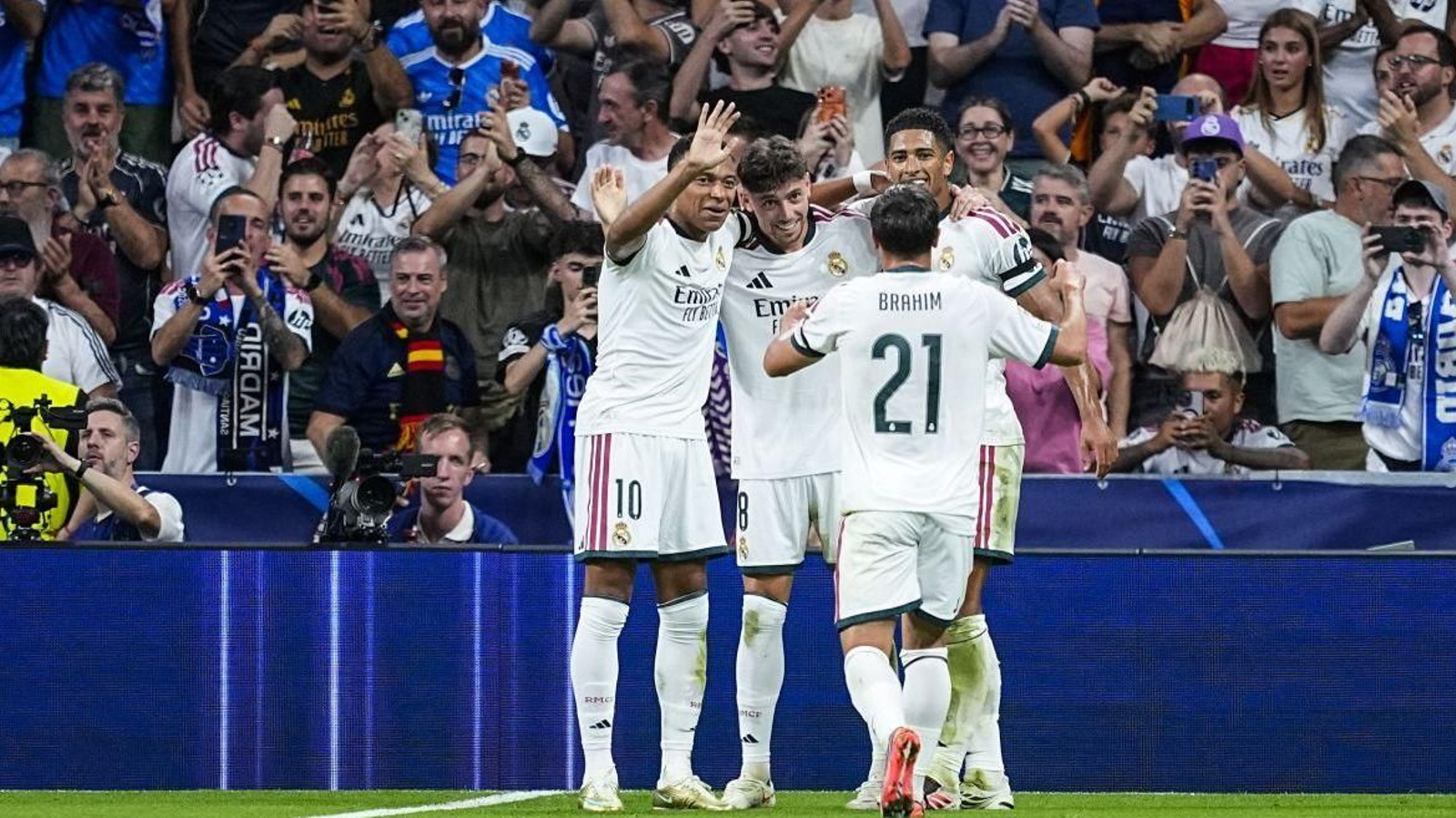 Los jugadores del Real Madrid celebran el segundo gol.