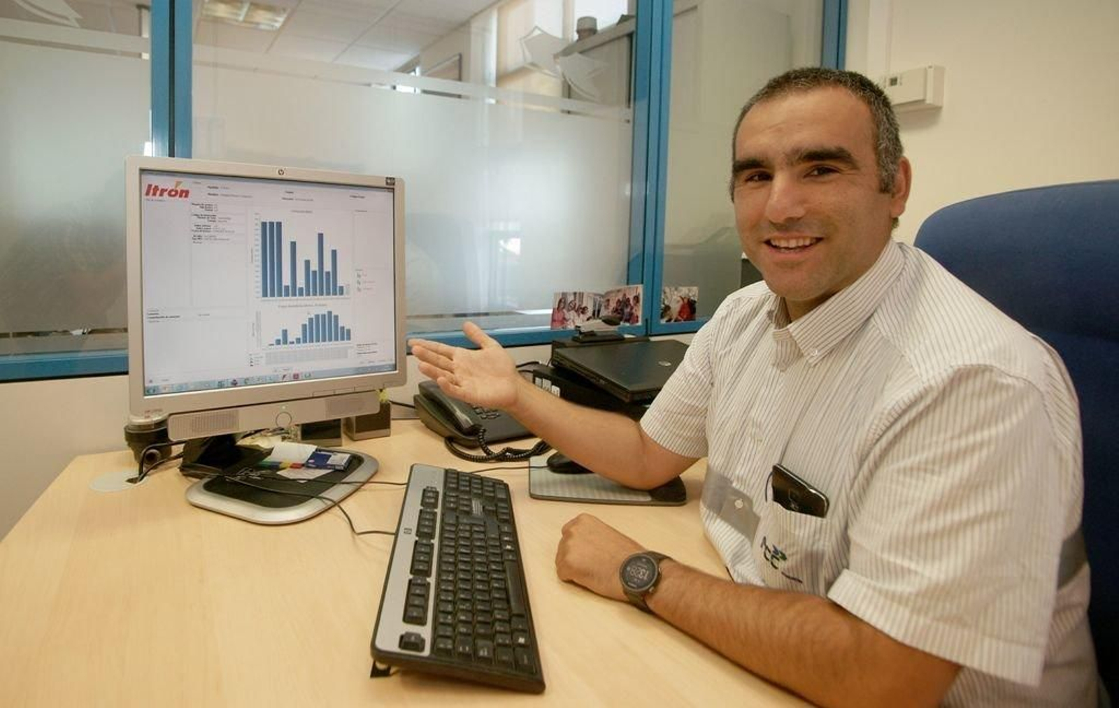 Pablo Figueroa, técnico de Aqualia, con la aplicación que permite el seguimiento.