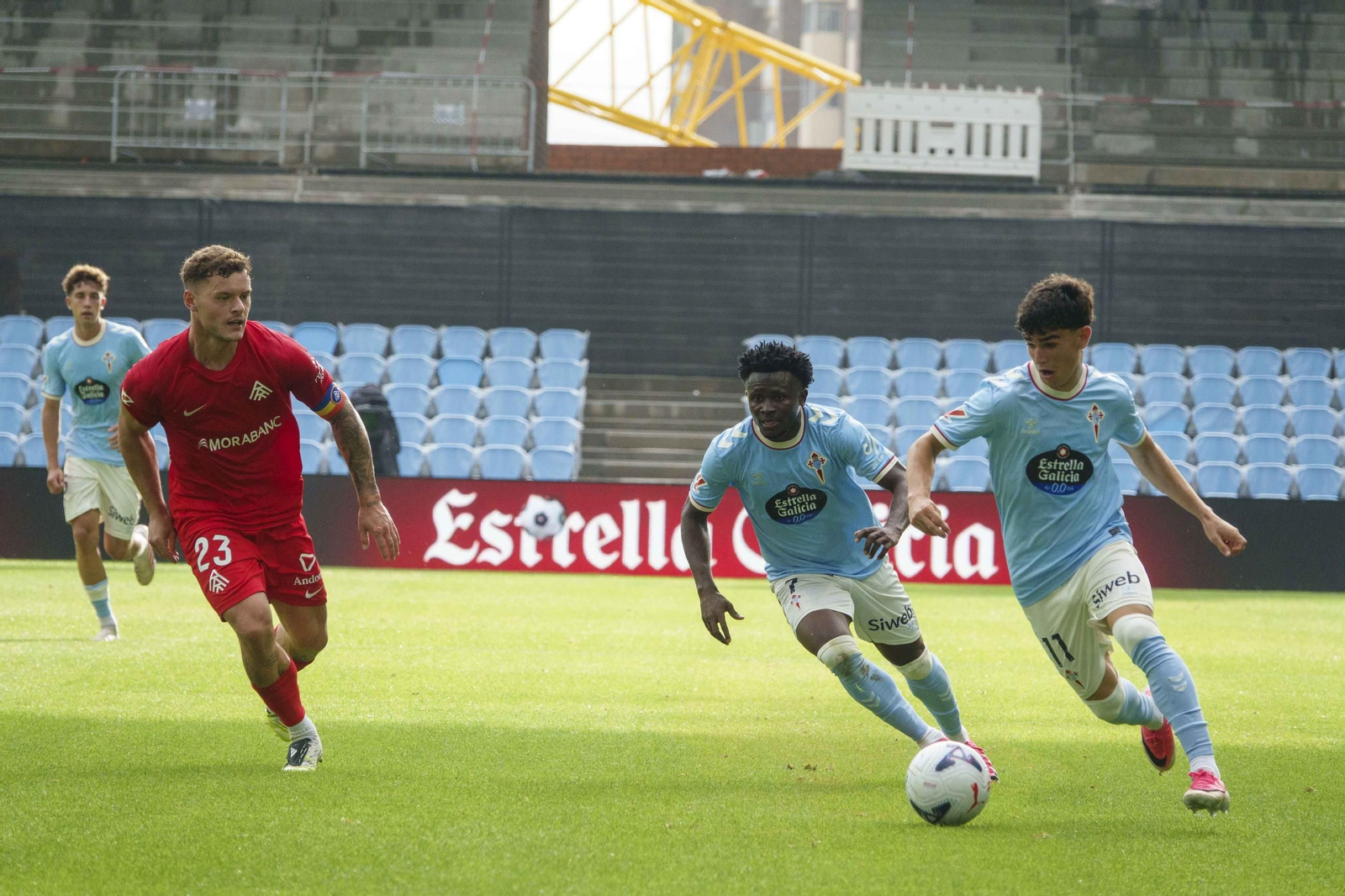 Galería | El Celta Fortuna se estrena como local en Segunda División