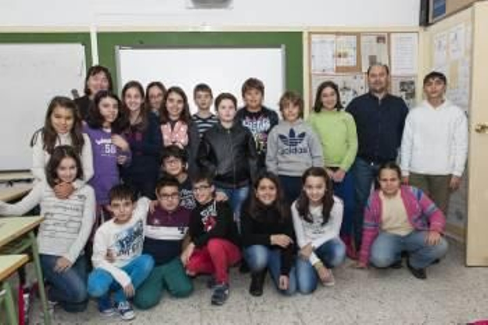 José Luis Fernández con los alumnos de Sexto A del centro educativo de A Uceira. (Foto: EDUARDO BANGA)