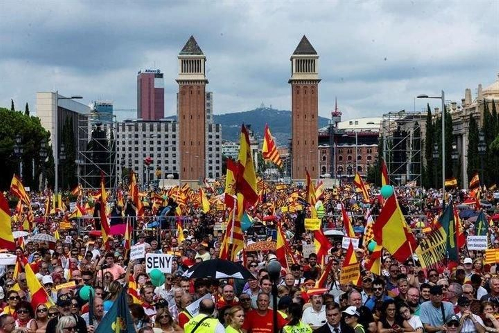 Miles de personas se manifiestan en Barcelona por la unidad de España