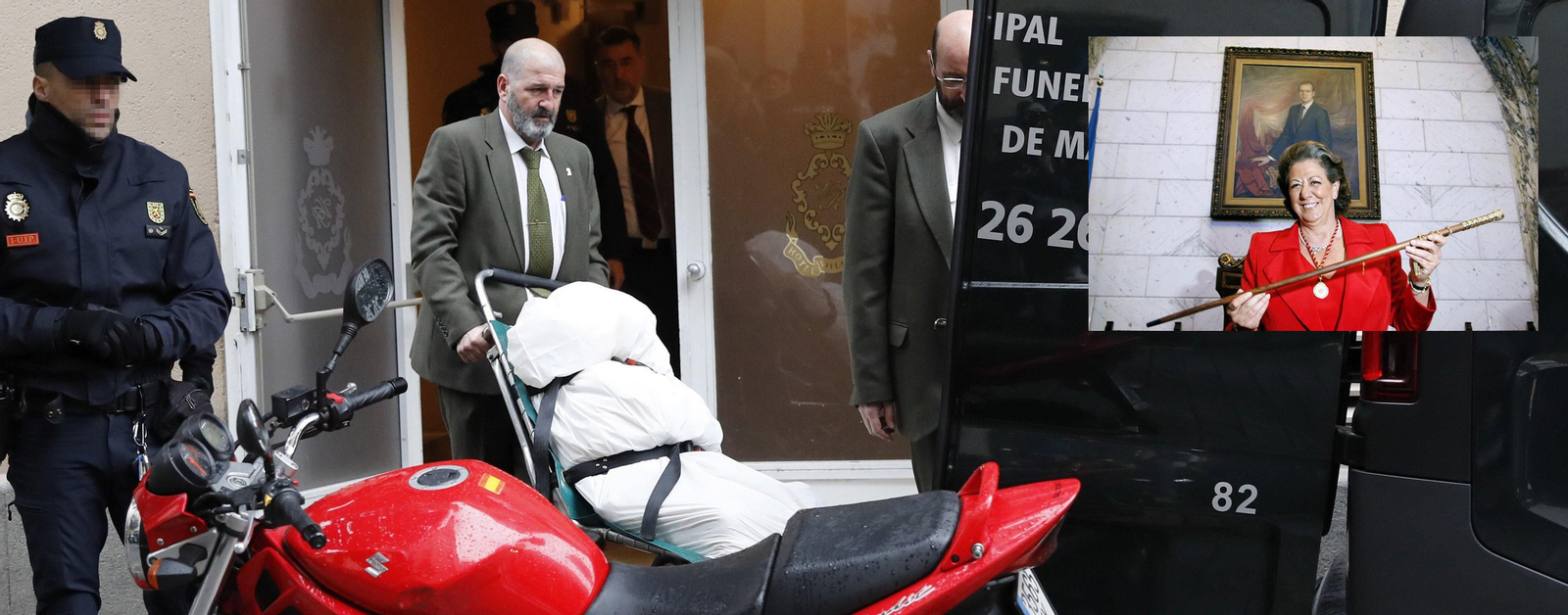 Empleados de los servicios funerarios trasladan el cadáver de la senadora y exalcaldesa de Valencia Rita Barberá