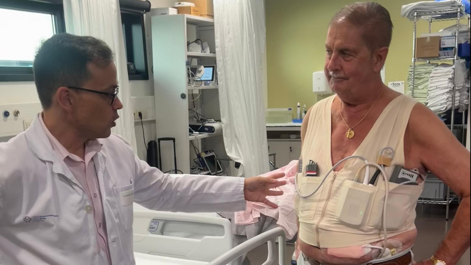 El cardiólogo David Dobarro, con el paciente vigués Adel Fraiz, en el hospital vigués.
