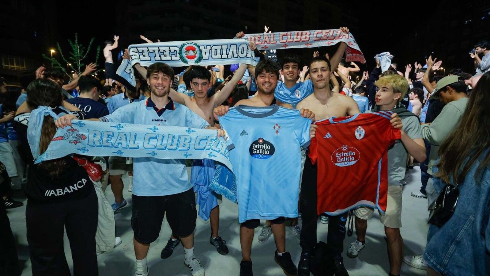 Galería | La afición celeste celebra el billete a Europa del Celta