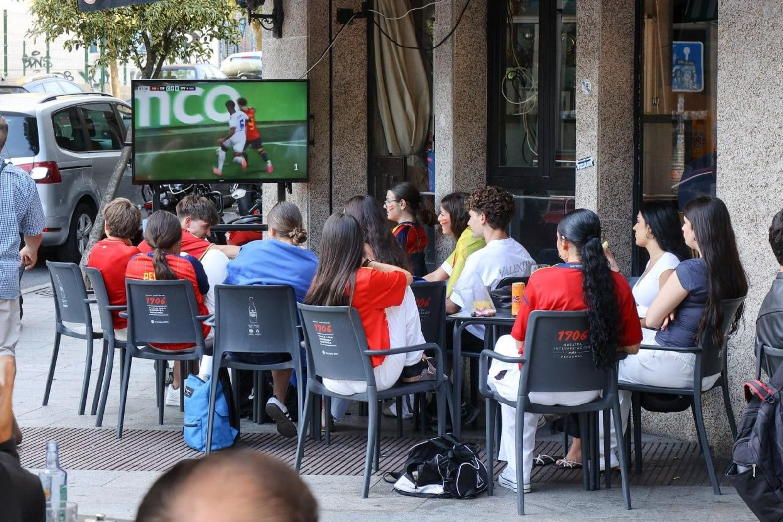 Vigueses siguiendo un partido de la selección española este mundial en una terraza.