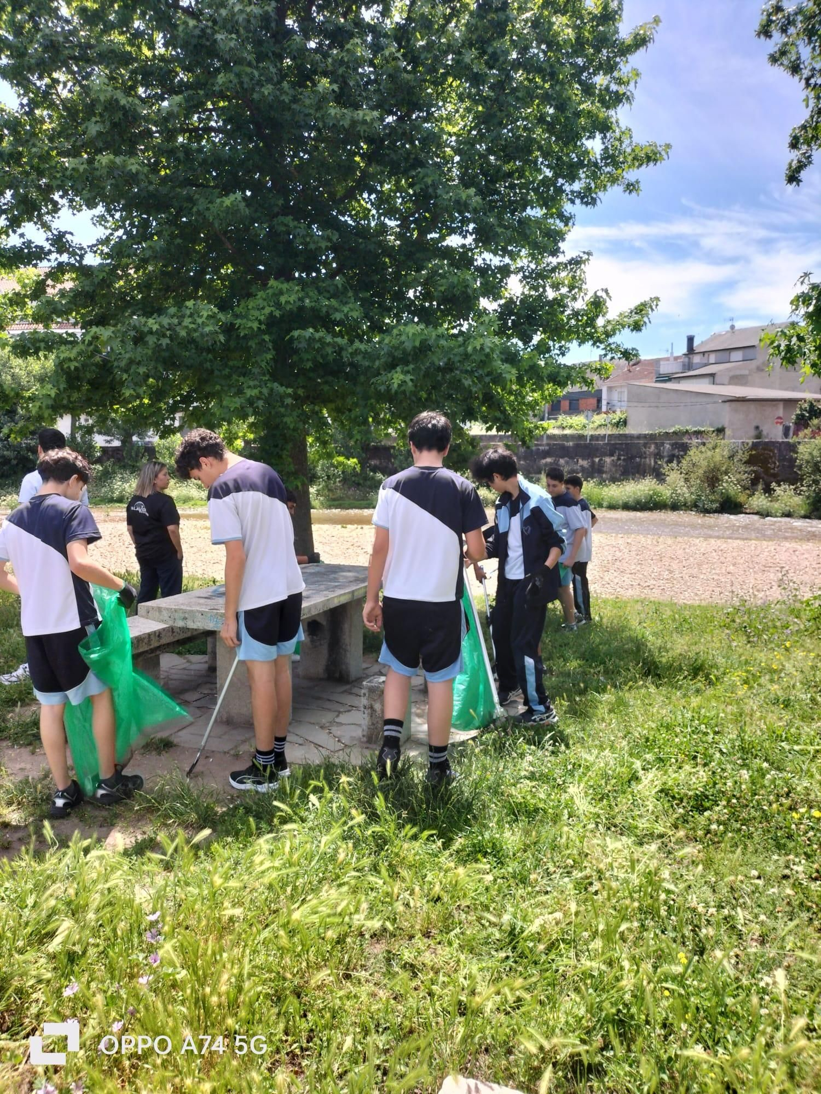 Limpieza ambiental del colegio María Inmaculada de Verín