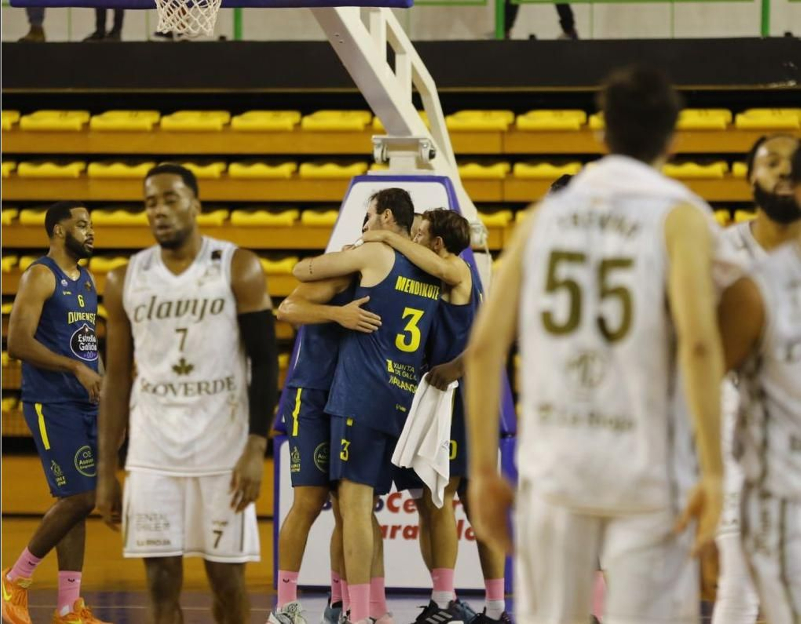 Abrazo de los jugadores del COB tras ganar al Clavijo.
