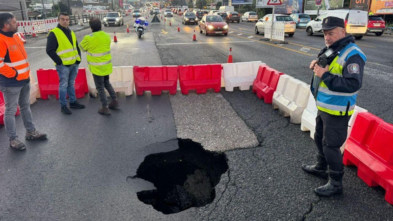 Este lunes, inspeccionando el socavón.