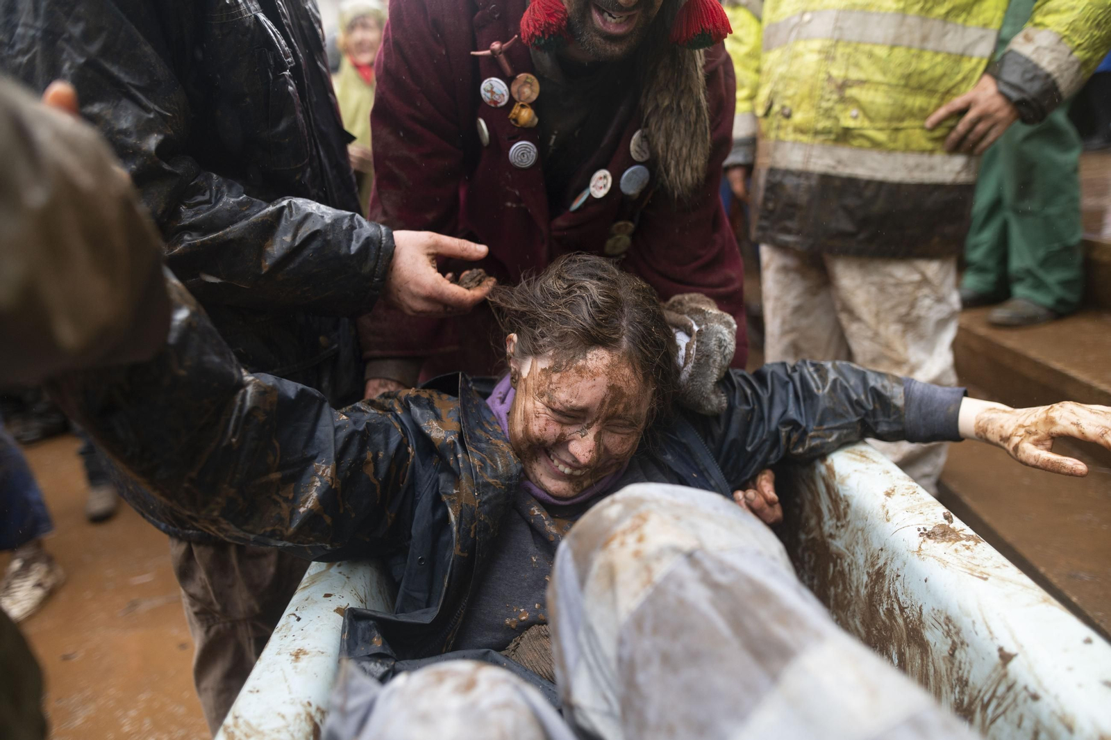 Galería | La farrapada conquista Laza antes de la salida de los Peliqueiros