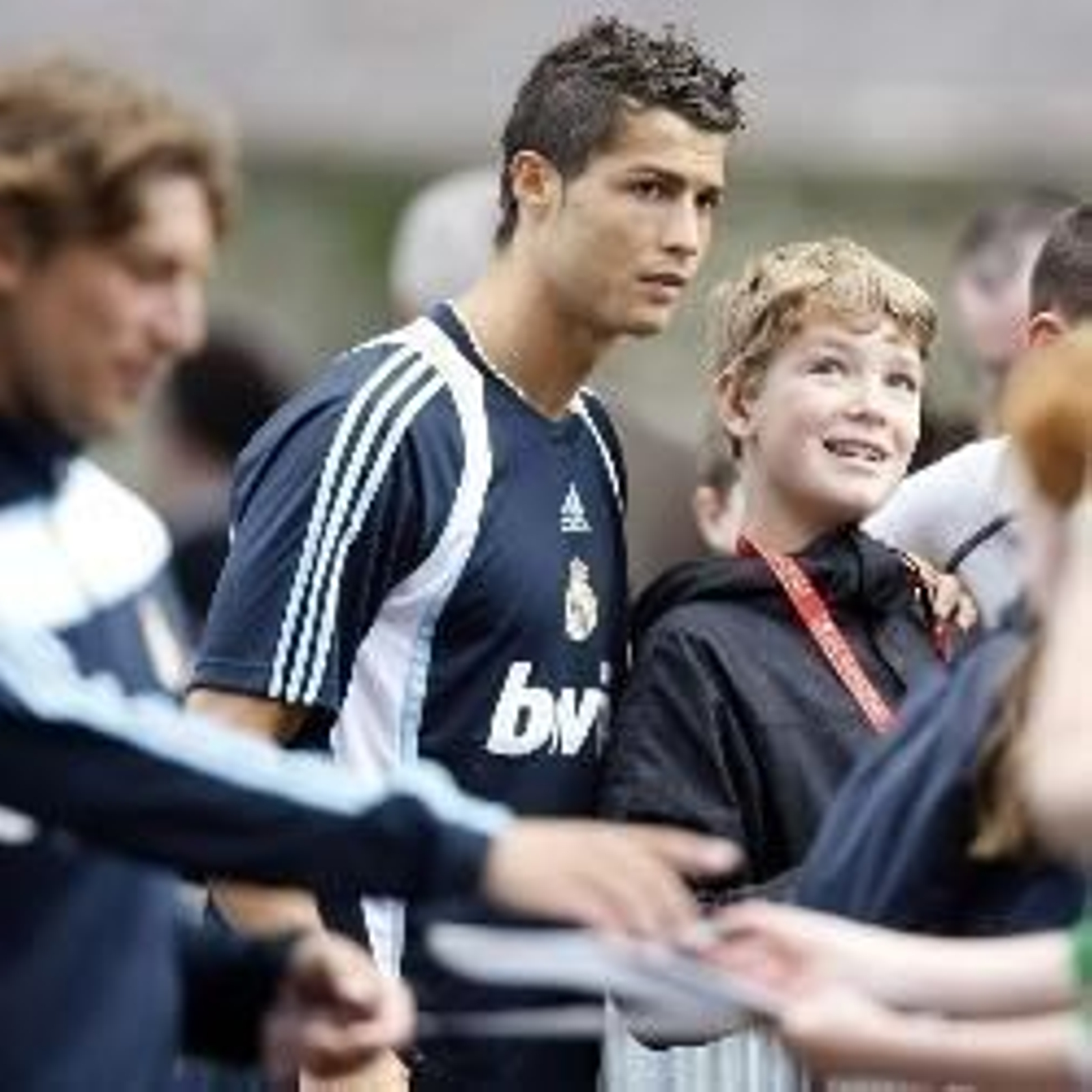 El centrocampista portugués del Real Madrid, Cristiano Ronaldo, entrena con sus compañeros.