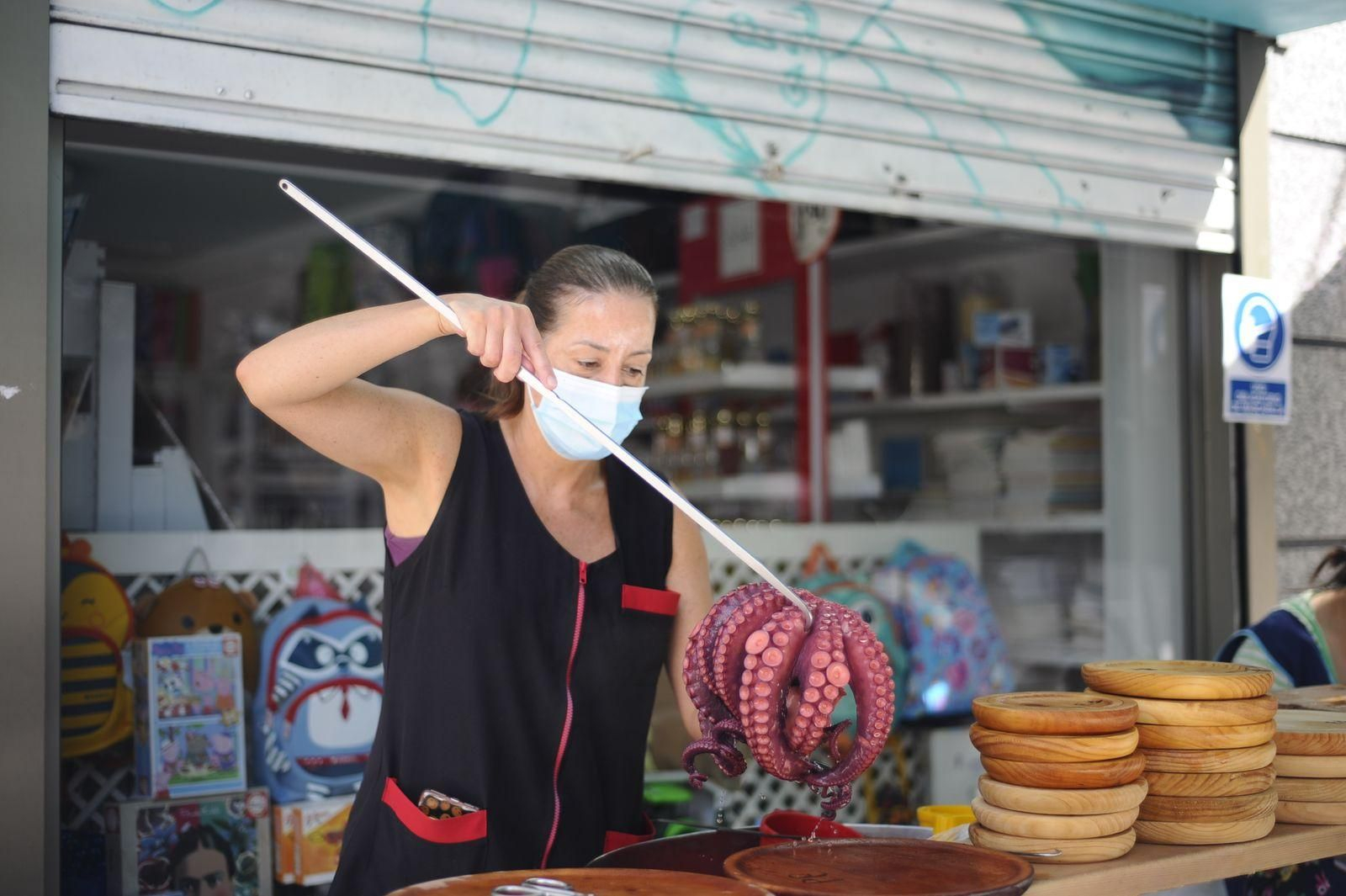 Las pulpeiras ourensanas resisten a la nueva normalidad // FOTO: MARTIÑO PINAL