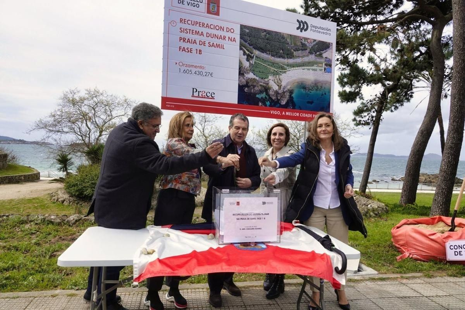 El acto de la primera piedra ayer en Samil con Pardo, Silva, Caballero, Rodríguez y Sánchez.