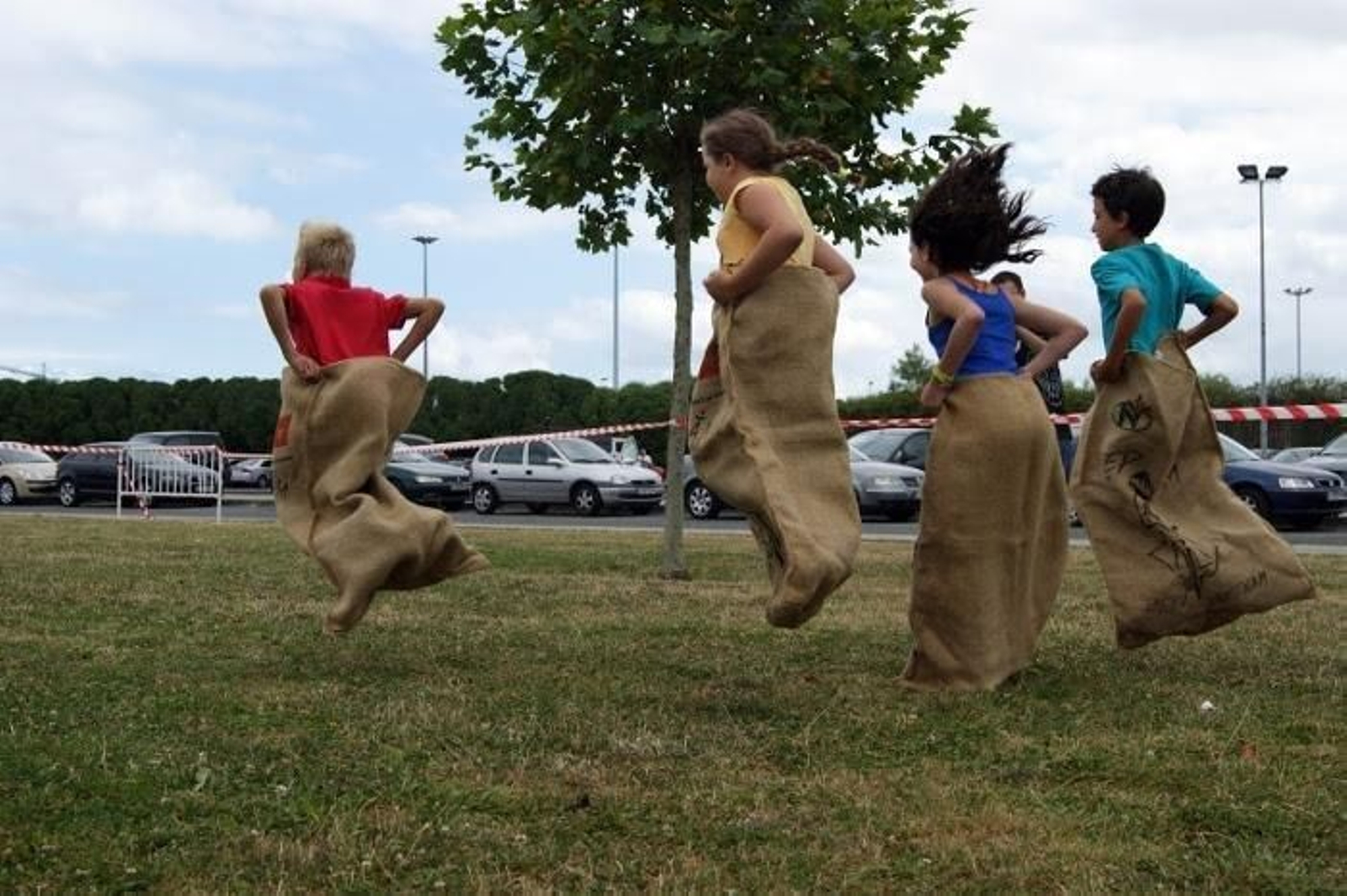 Las carreras en saco de patatas, un juego muy tradicional y popular.
