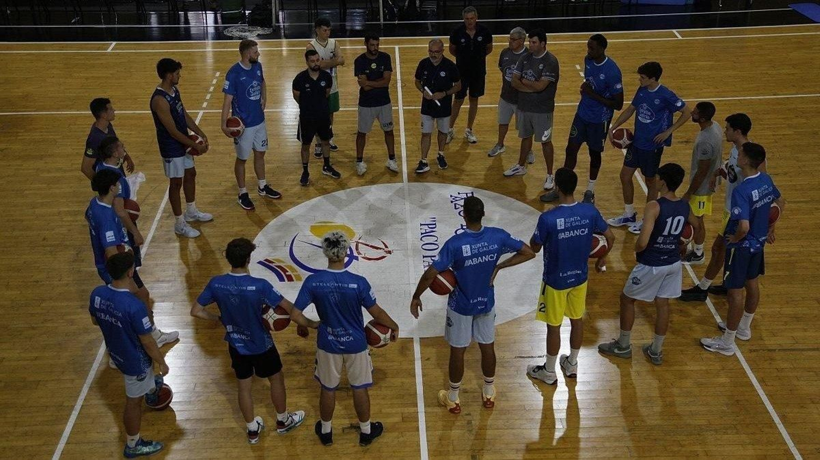 Plantilla y cuerpo técnico del COB antes de un entrenamiento en el anexo del Pazo. (Foto: Miguel Ángel)