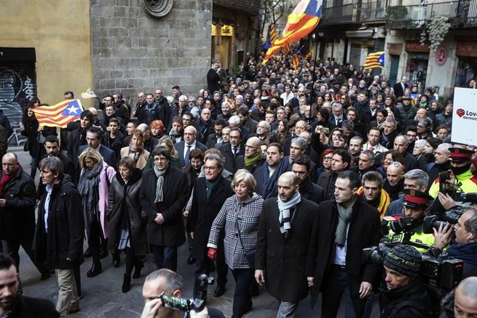 El presidente de la Generalitat, Carles Puigdemont (3i), y la presidenta del Parlament, Carme Forcadell (2i), acompañan a Artur Mas (4d), Joana Ortega (i) e Irene Rigau (3d)