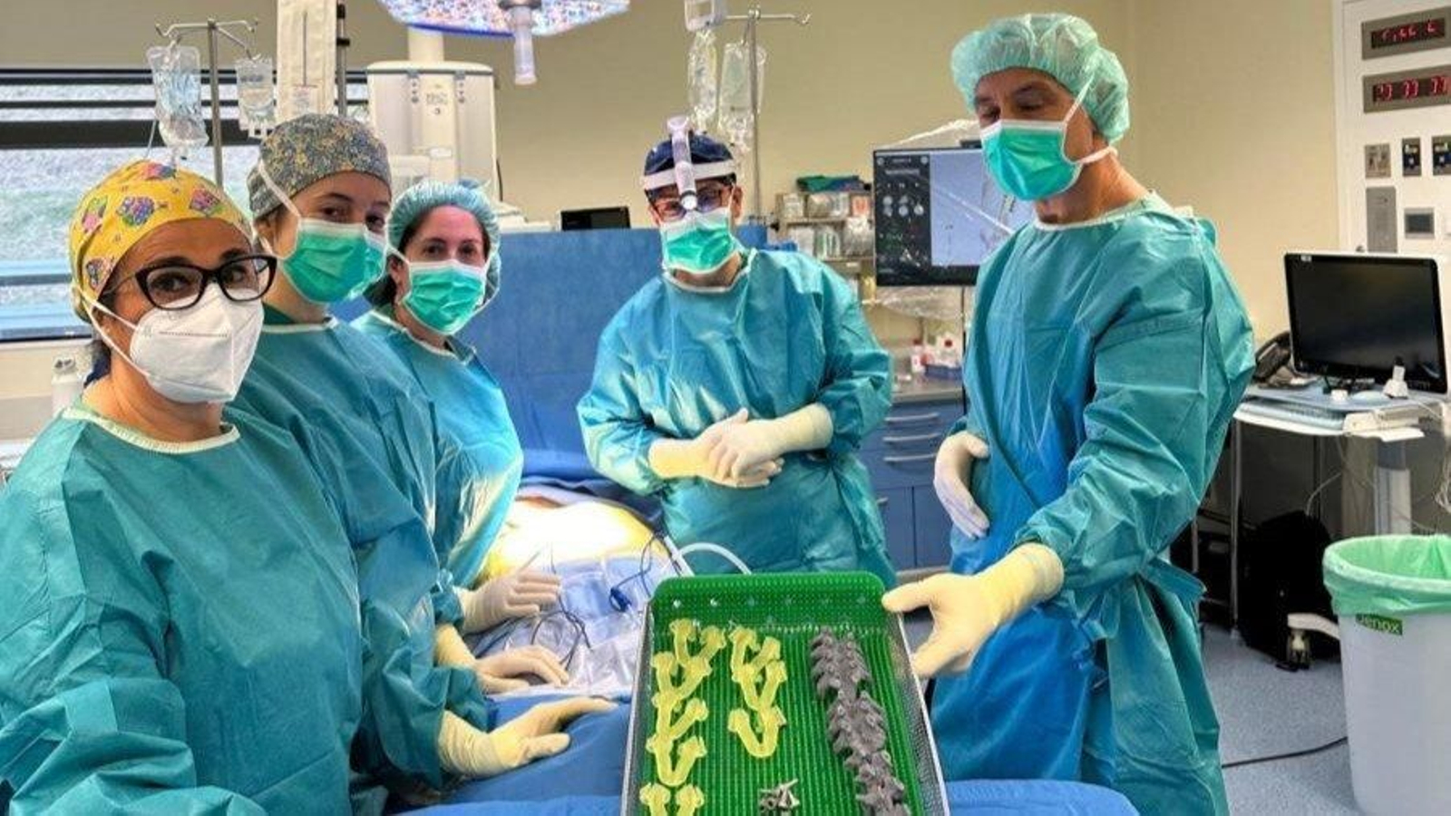 El equipo quirúrgico, con las guías personalizadas.