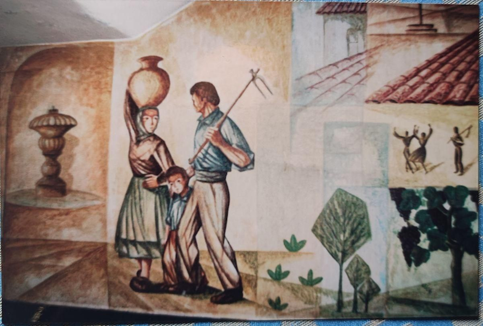 El desaparecido Hotel “Barcelona” (1926), contaba con varios murales además de hermosas vidrieras. No queda más que la fachada abandonada por su actual propietario, “Abanca”.