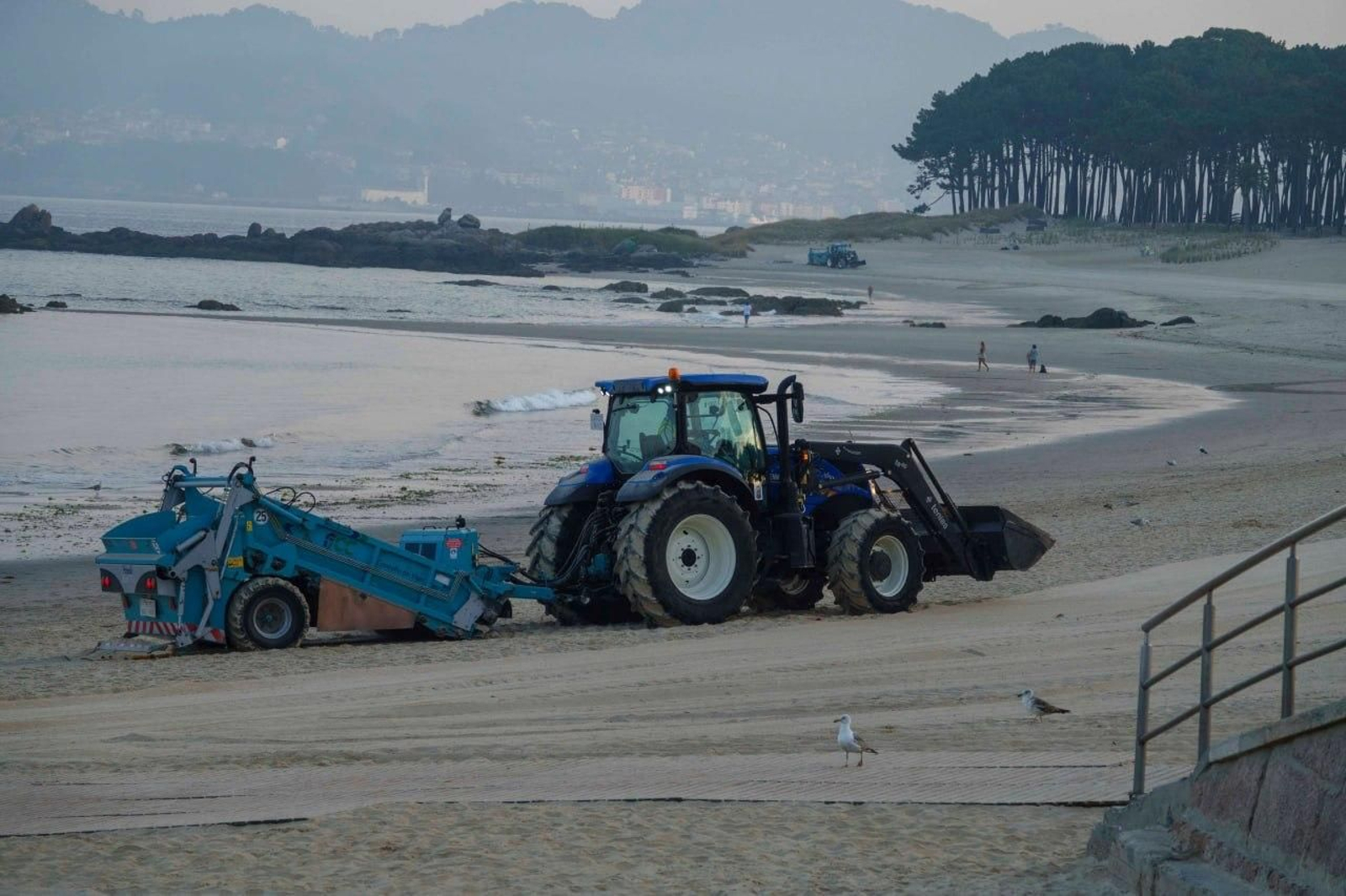 Galería | La resaca de San Xoán 2026 deja toneladas de residuos en Samil y Panxón