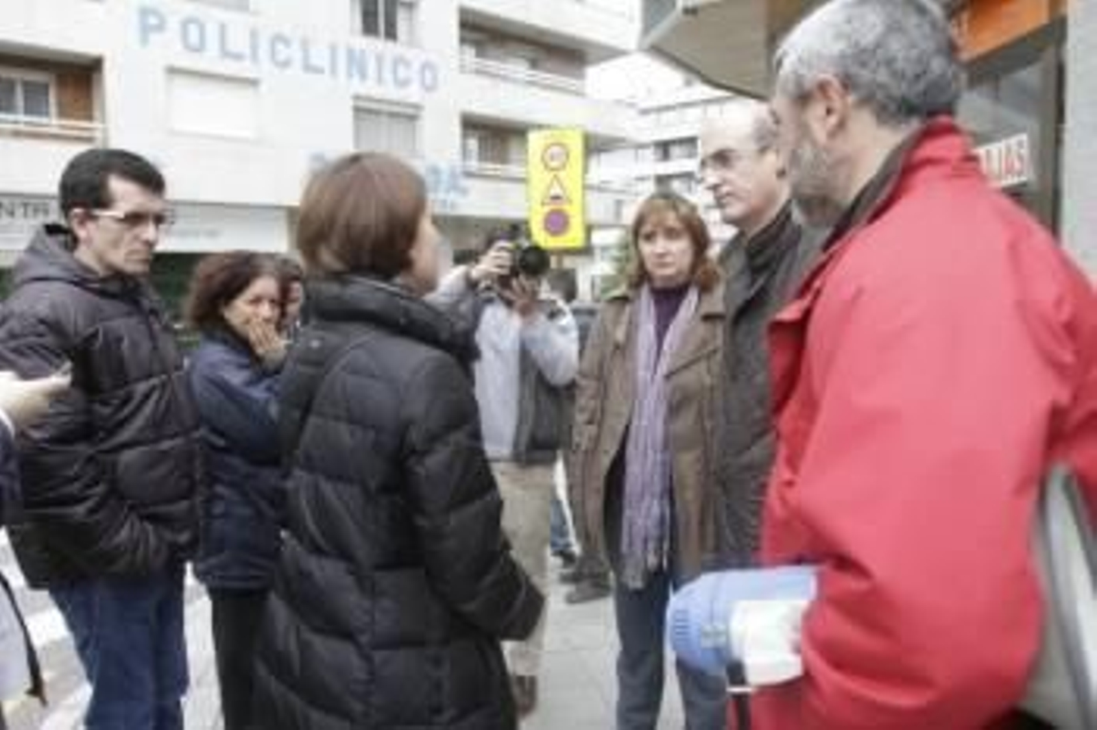 Celso Delgado (segundo por la derecha) charló con los miembros de Stop Desahucios ante su casa. (Foto: MIGUEL ÁNGEL)