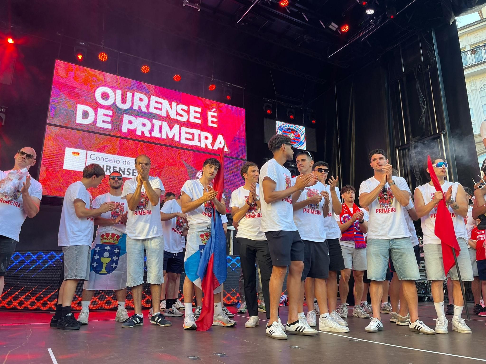 Galería | La aplaudida acogida de la UD Ourense de los unionistas contrasta con la pitada a Jácome en la Plaza Mayor, en fotos