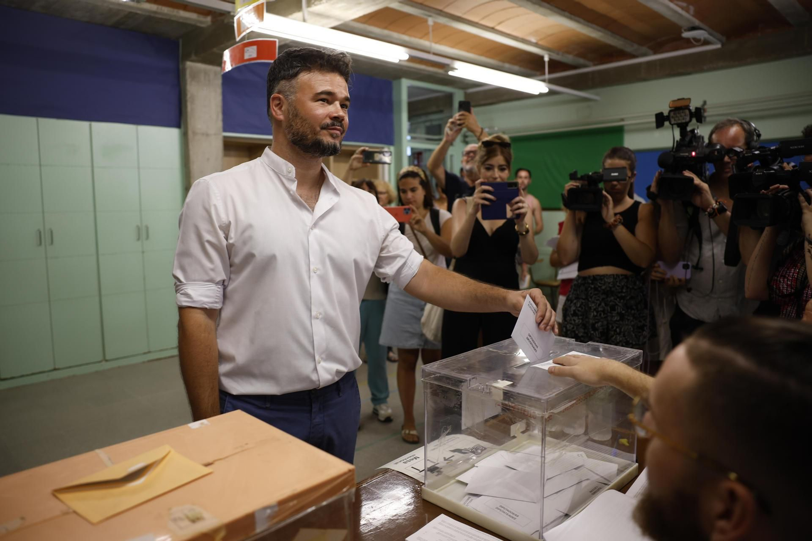 Gabriel Rufián vota en Badalona. // EFE