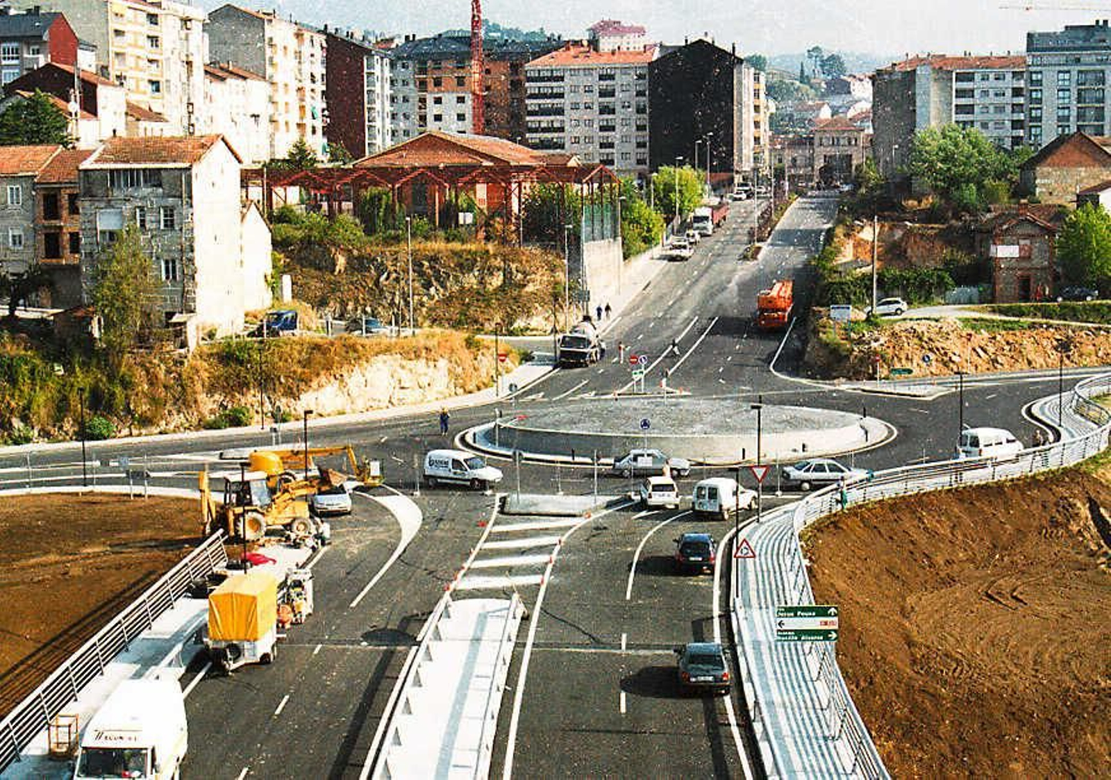 La construcción del emblemático Puente del Milenio hace 25 años cambiaba el skyline de Ourense, en fotos