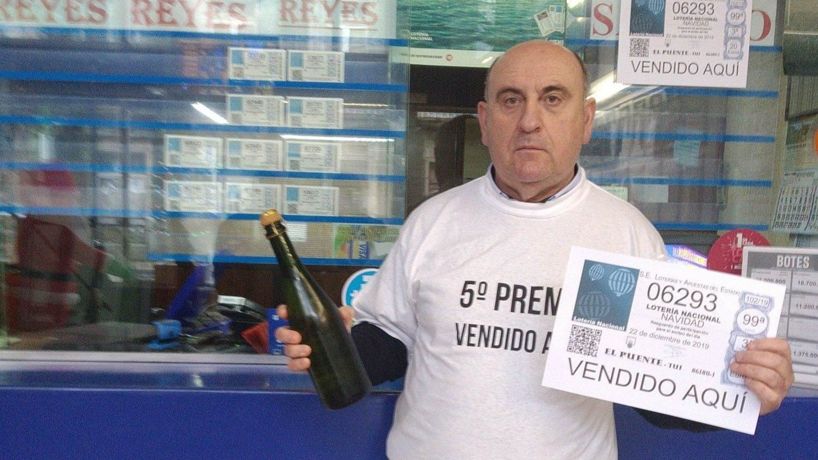 Alejandro Pardo de la tienda El Puente de Tui vendió un quinto