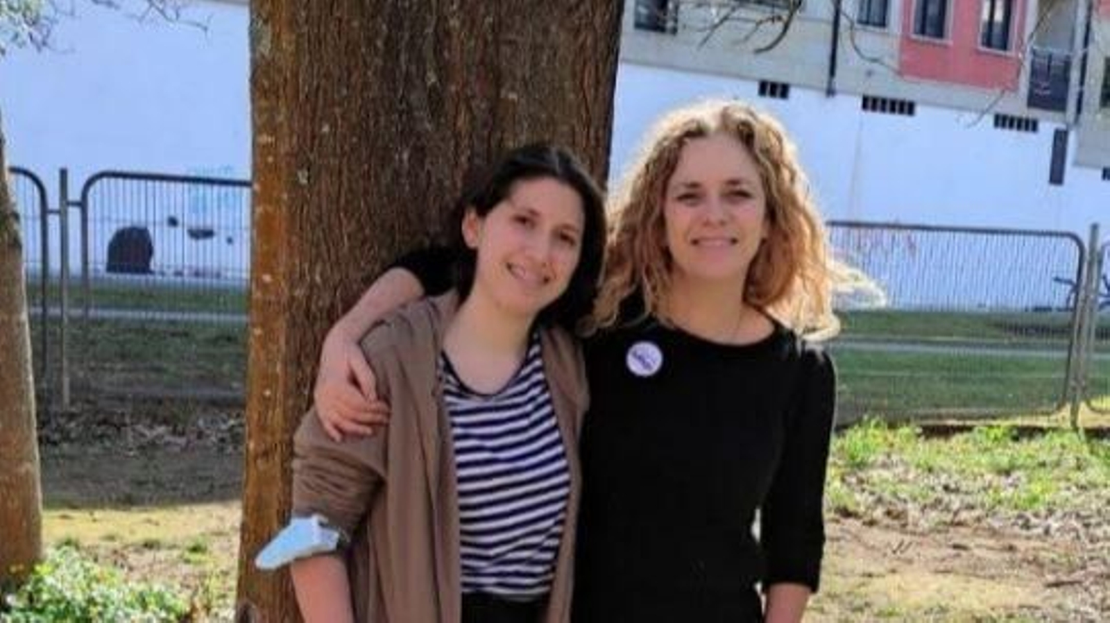 Patricia Fernanda García, coa profesora Luz Beloso, do IES As Barxas