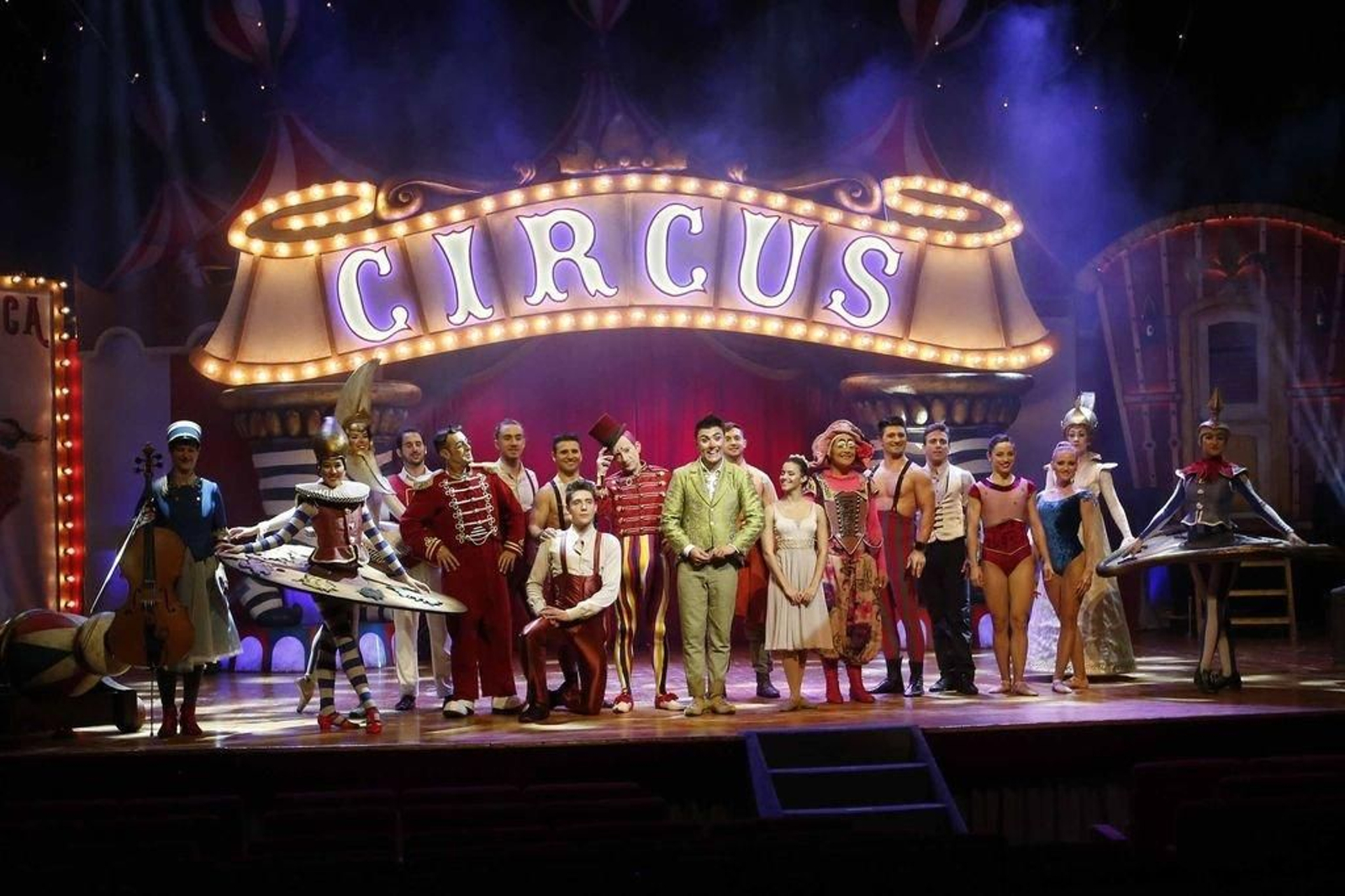 Treinta artistas de cinco nacionalidades diferentes homenajean el universo del circo, bajo la dirección de Emilio Aragón.