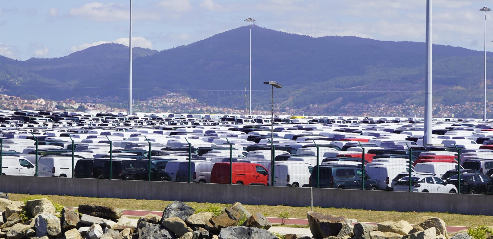 La terminal de coches del Puerto de Vigo en Bouzas, punto clave de entrada y salida de estas mercancías, abarrotada de vehículos.