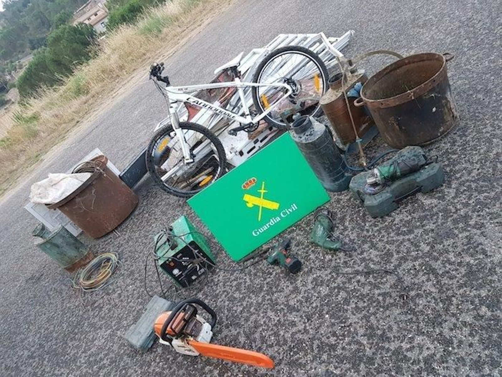 El material intervenido a los tres rumanos detenidos en el municipio de Pereiro de Aguiar.