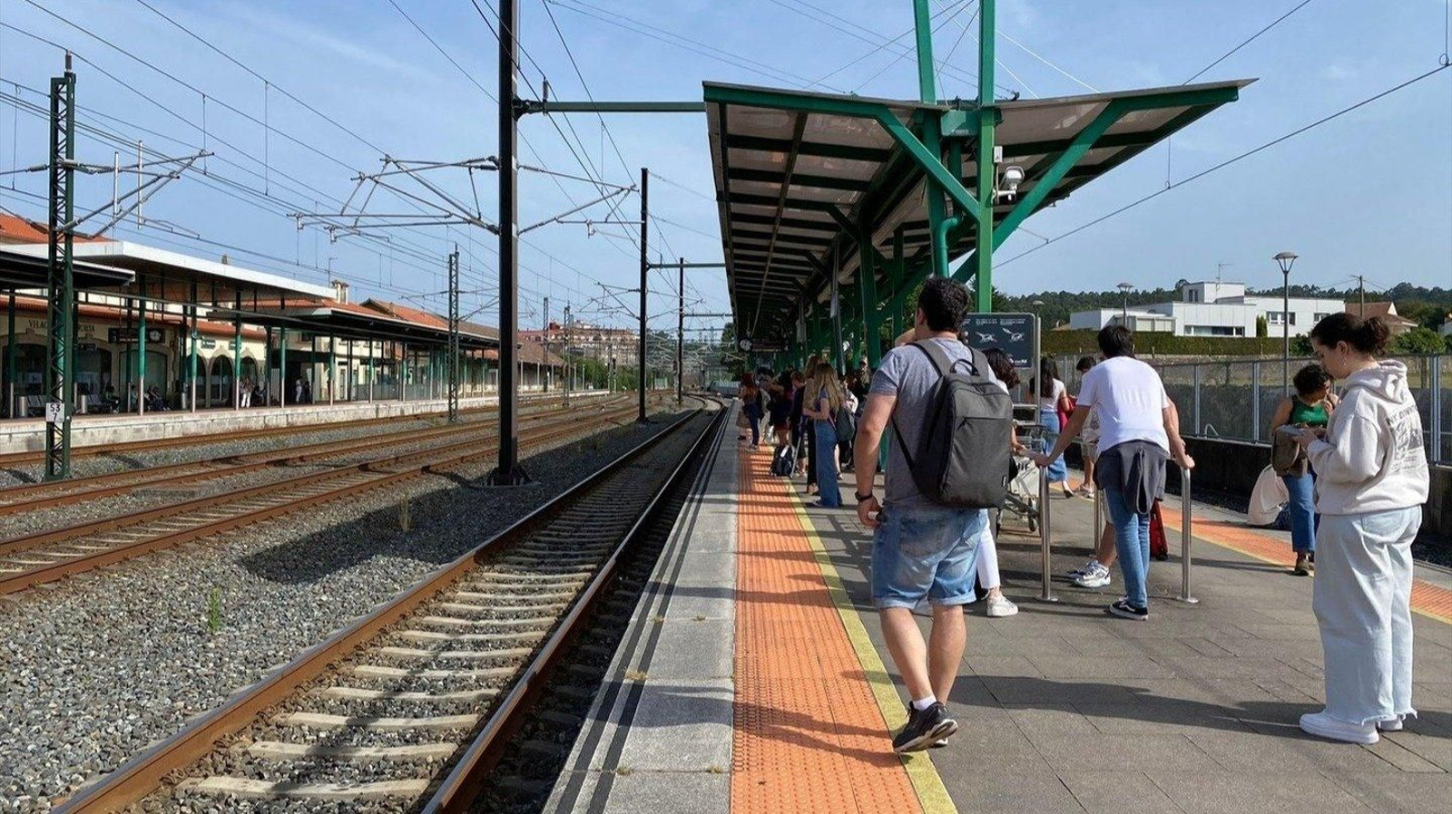 Los pasajeros del tren Vigo - A Coruña, en la estación de Vilagarcía. // E.P.