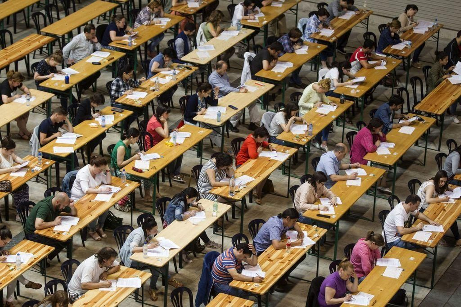 Opositores examinándose en el recinto ferial de Silleda.