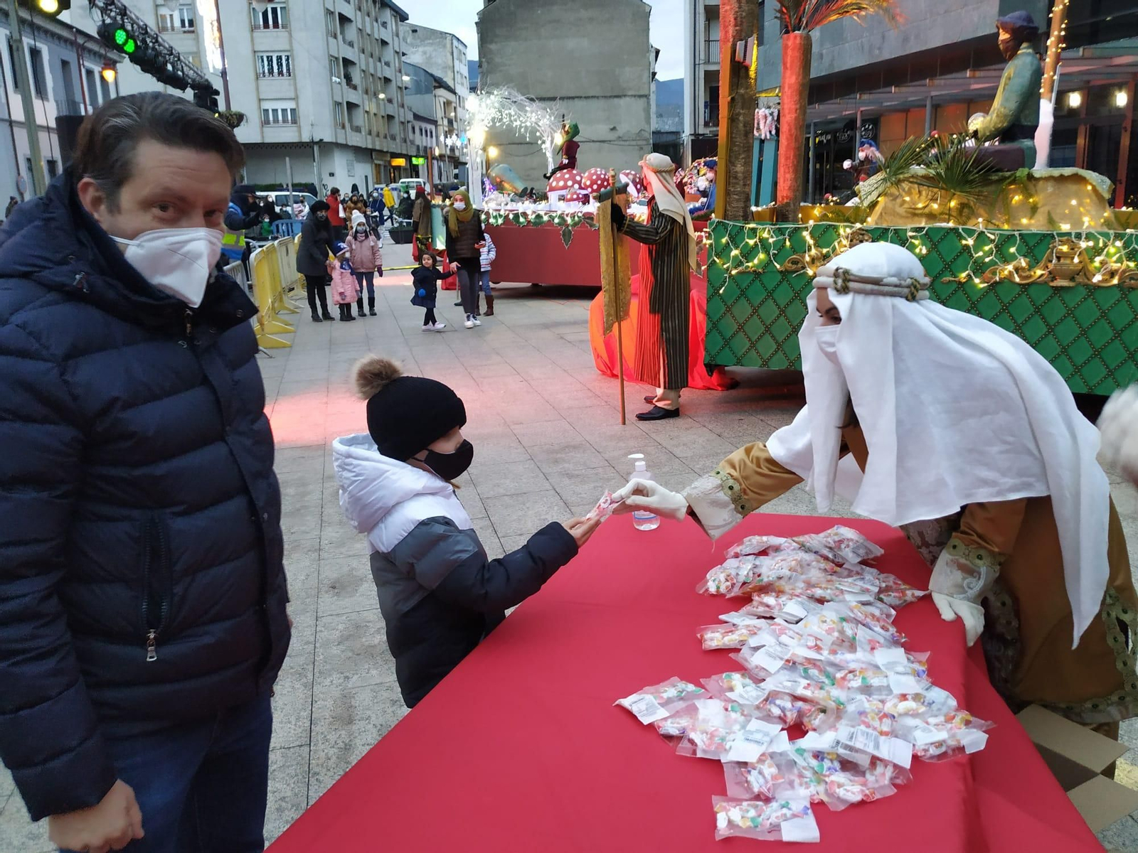 Sus Majestades de Oriente visitan a los niños y niñas de O Barco
