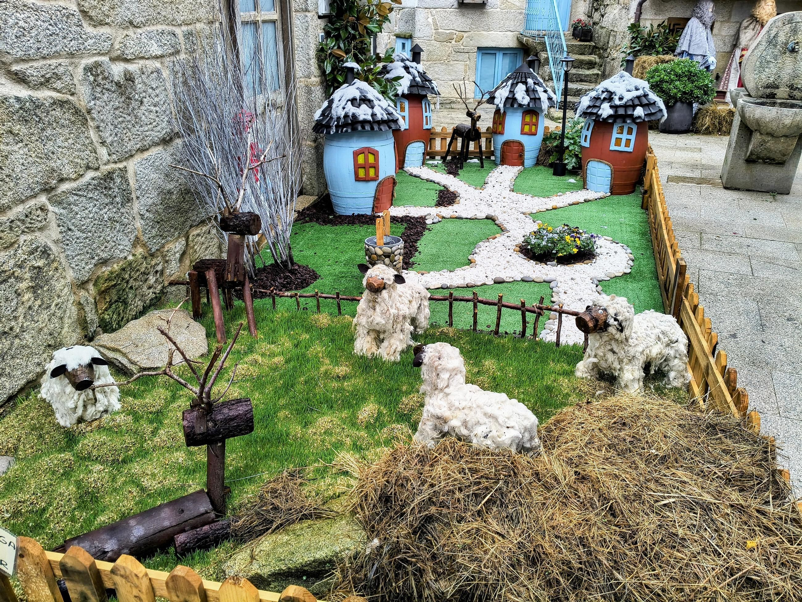 Uno de los poblados con casas sobre barriles y ovejas de lana natural.