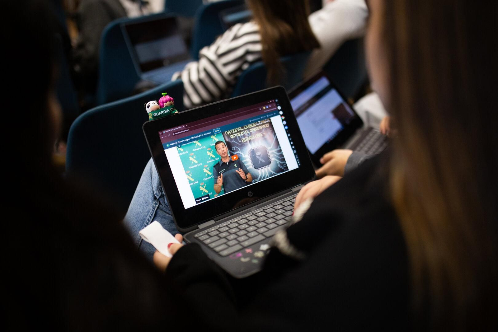 Primer plano de un participante trabajando en un ejercicio digital