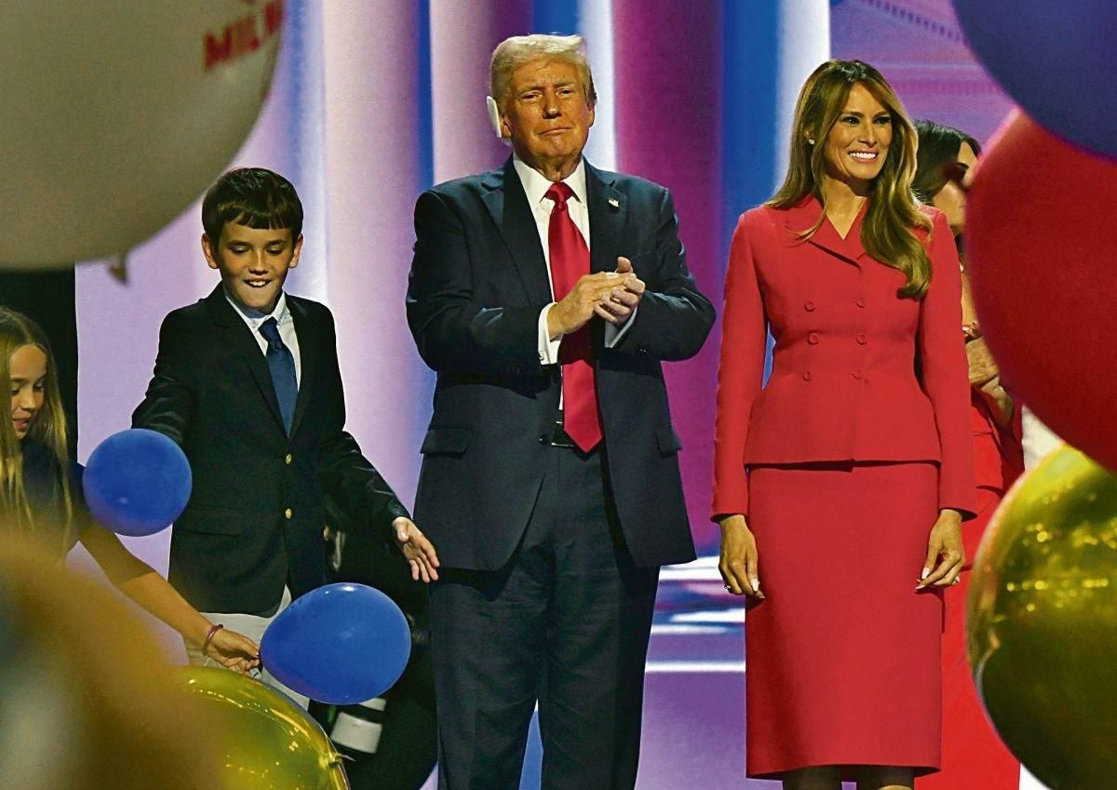 Trump, en la convención de los republicanos, acompañado de su esposa Melania.