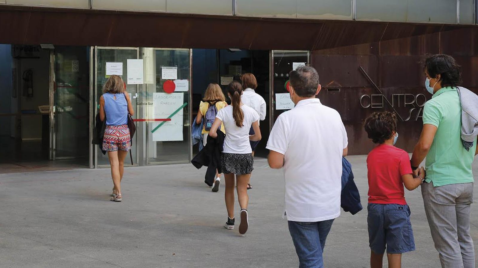 Colas a la entrada del centro de salud de Rosalía de Castro.