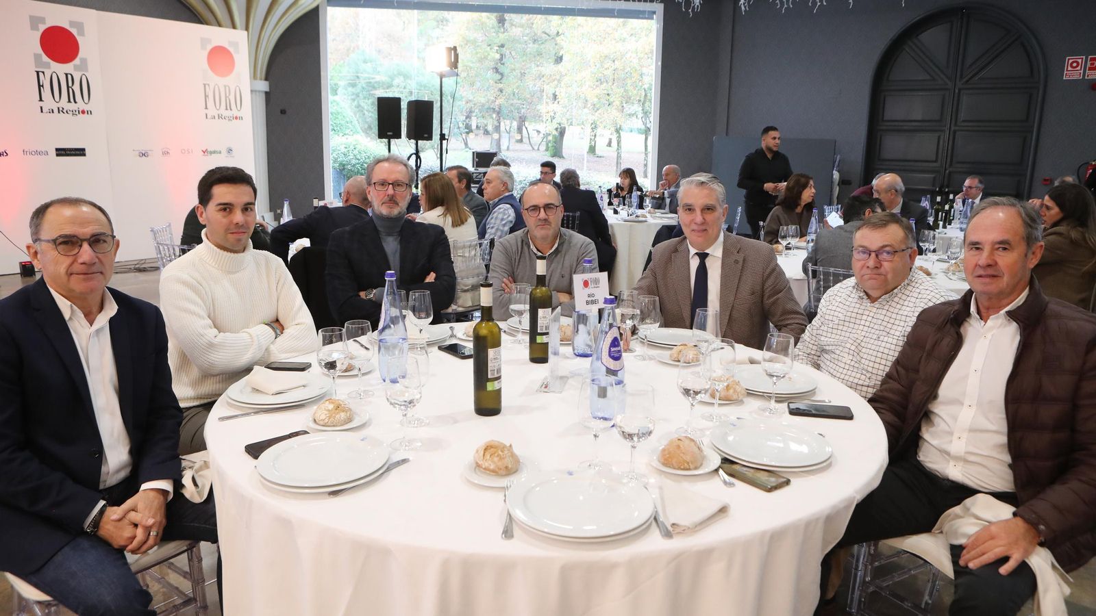 Foro La Región con Luis Menor, presidente de la Diputación. MESA RÍO BIBEI  Antonio Álvarez, departamento comercial de Autos González; Rodrigo Aparicio, alcalde de A Arnoia; Juan Manuel Casares, diputado por el Partido Popular en el Parlamento de Galicia; Pablo Graña, alcalde de Xunqueira de Espanedo; Antonio Nespereira, presentador del Foro La Región; Manuel Pérez, alcalde de Paderne y Miguel Ángel Viso, diputado por el Partido Popular en el Parlamento de Galicia.