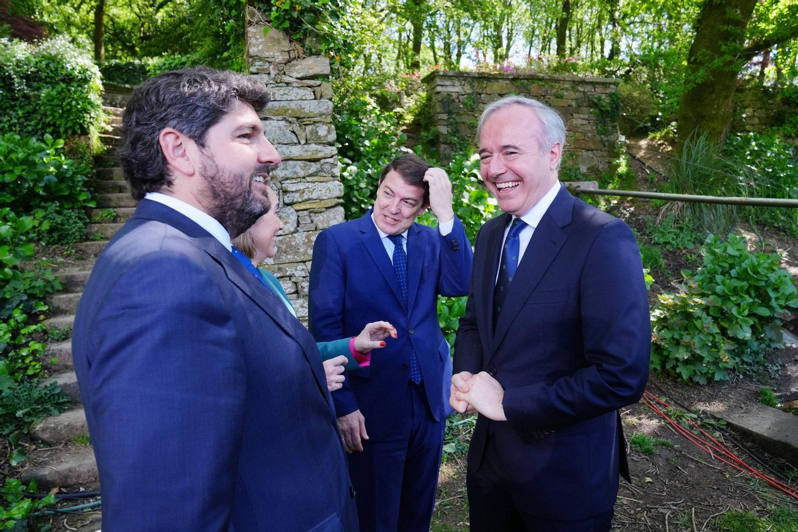 (I-D) El presidente de la Región de Murcia, Fernando López Miras; el presidente de Castilla y León, Alfonso Fernández Mañueco y el presidente del Aragón, Jorge Azcón.